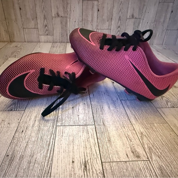 Girls Pink Nike Soccer Cleats (size 12) - Picture 1 of 7
